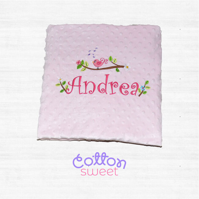 Manta de bebé rosa bordada con nombre y pajaritos Manta de bebé rosa bordada con nombre y pajaritos