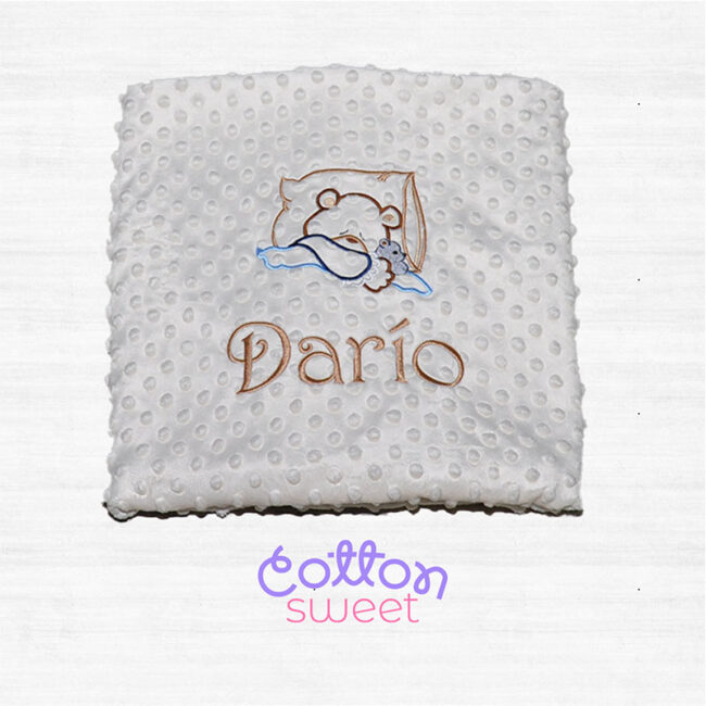 Manta de bebe bordada con nombre y osito durmiendo Manta de bebe bordada con nombre y osito durmiendo
