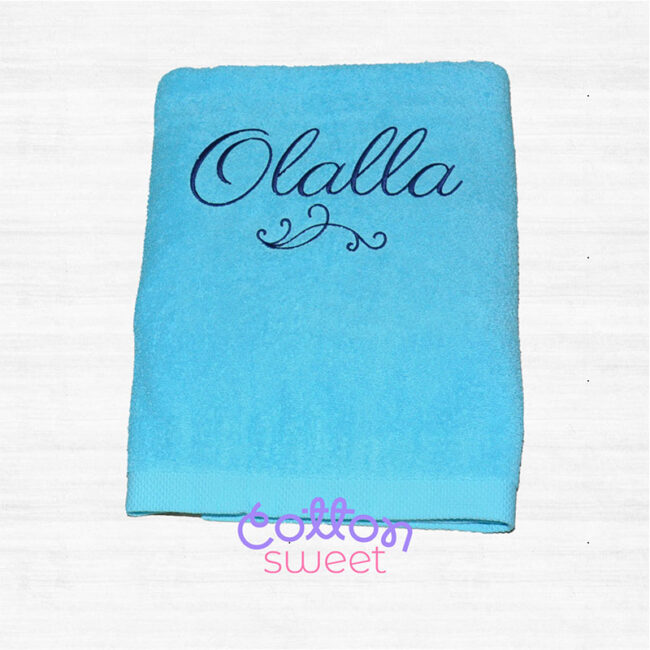 Toalla bordada personalizada con nombre color turquesa
