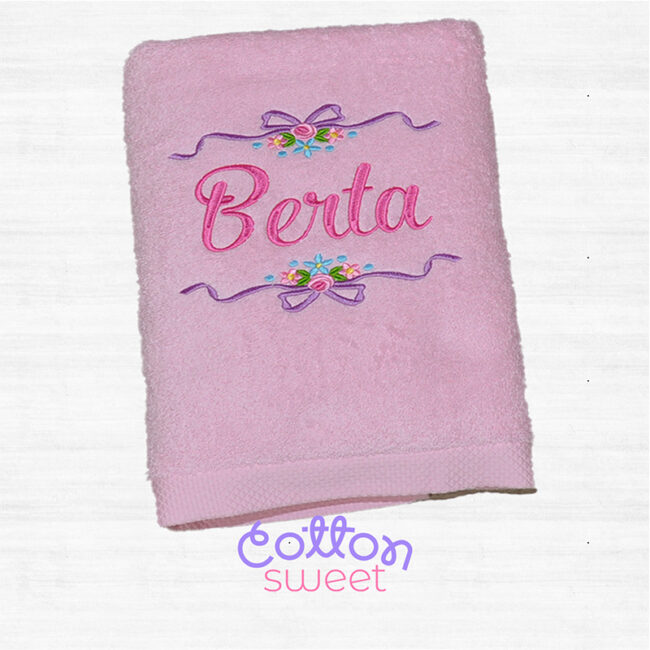 Toalla bordada para niños con flores y nombre personalizado