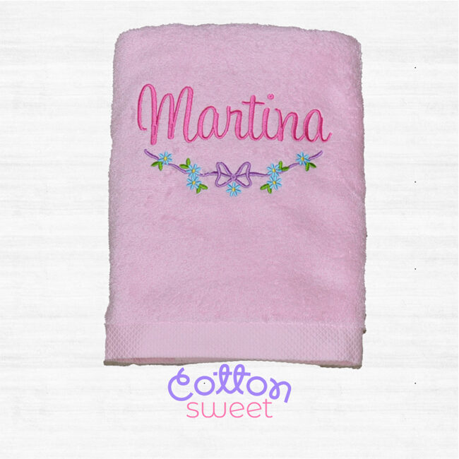 Toalla rosa con flores bordada para niñas